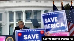 Donald Trump távozó amerikai elnök beszél az őt támogató tüntetőkhöz Washingtonban