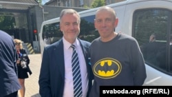 Ігар Карней пасьля вызваленьня і прэзыдэнт Радыё Свабодная Эўропа/Радыё Свабода Стыў Капус (зьлева).