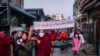 Protesti protiv vojne hunte u Mandalaju na kojima aktivisti nose transparent na kojem piše "Ko se usuđuje da bude na suprotnoj strani od narodne volje", 1. februar 2022. Mjanmar