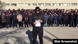 Жители Жанаозена в один из первых дней протестной акции. 3 февраля 2022 года