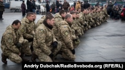 Після «нормандського саміту» в Парижі кількість втрат із боку української армії навіть зросла. На архівному фото – військовослужбовці на майдані Незалежності в Києві під час прощання із загиблими побратимами у війні на Донбасі
