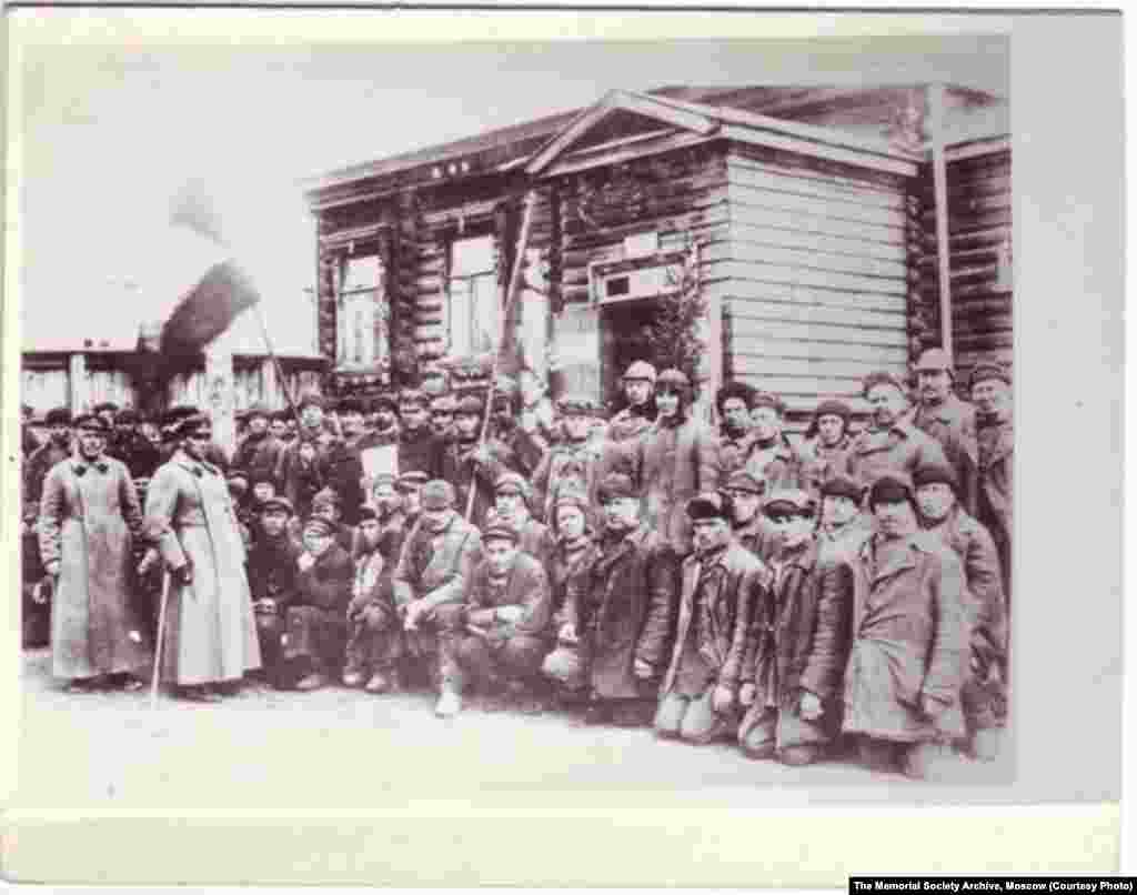 1932-ci il. Belomorkanalın rəhbərinin çıxışından az sonra məhbuslar.