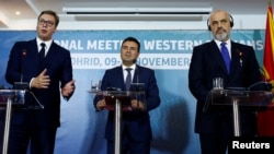 Presidenti serb, Aleksandar Vuçiq, kryeministri maqedonas, Zoran Zaev dhe kryeministri shqiptar, Edi Rama, gjatë takimit në Ohër të Maqedonisë së Veriut.