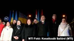 Ellenzéki politikusok (középen Márki-Zay Péter) a február 24-i, az orosz invázió ellen tiltakozó tüntetésen