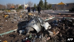 Остатоци од урнатито авион во Техеран.
