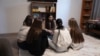 Vera Nacu (centru), împreună cu soțul său, are grijă de patru adolescente rămase fără ocrotire părintească într-o casă de copii de tip familial pe care au deschis-o acum un an în Chișinău.