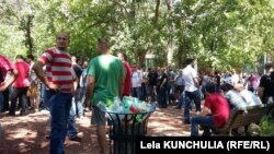 ფეხბურთის გულშემატკივრები სუპერთასის მატჩზე დასასწრები ბილეთების რიგში