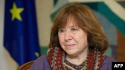 Білоруська письменниця Світлана Алексієвич під час візиту до посольства України в Мінську. Листопад 2014 року