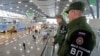 Оьрсийчоь -- Эскаран полицин эпсарш бу Сочин кIоштахь Адлерера вокзалехь. Дечк17, 2014