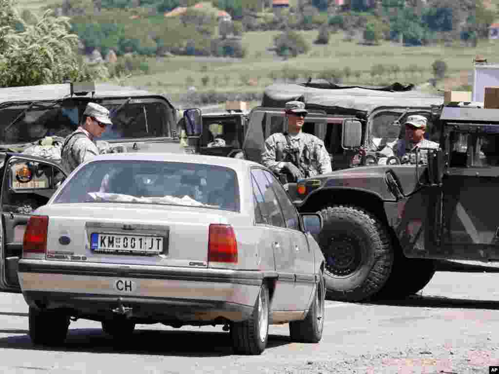 На преминот Јариње, војниците на КФОР ги контролираат возилата