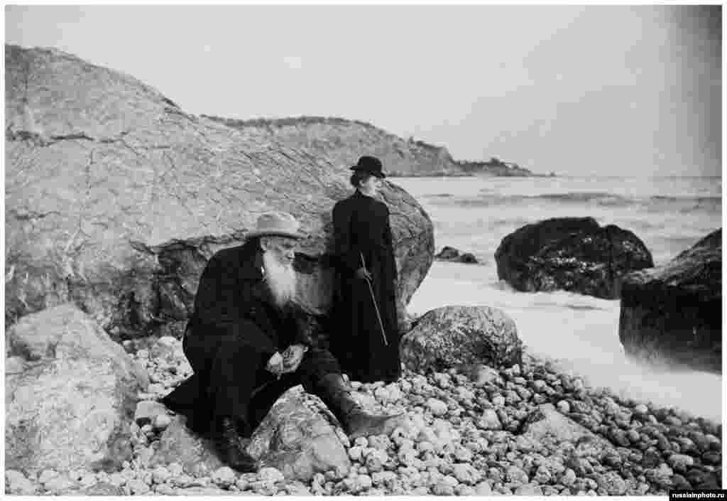 Tolstoy dhe vajza e tij Aleksandra buzë detit, në një lokacion të panjohur. Fotografia është bërë më 1901. Po këtë vit, ai ishte përjashtuar nga Kisha Ortodokse Ruse. 