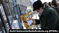 Кияни несуть квіти і іграшки до будівлі посольства Росії в пам'ять загиблих в пожежі в Кемерово. Київ, 26 березня 2018 року