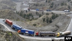 Iri ýük ulaglary Owganystan-Pakistan serhediniň golaýyndaky Torhamyň daglyk jülgelerinden geçip barýar.
