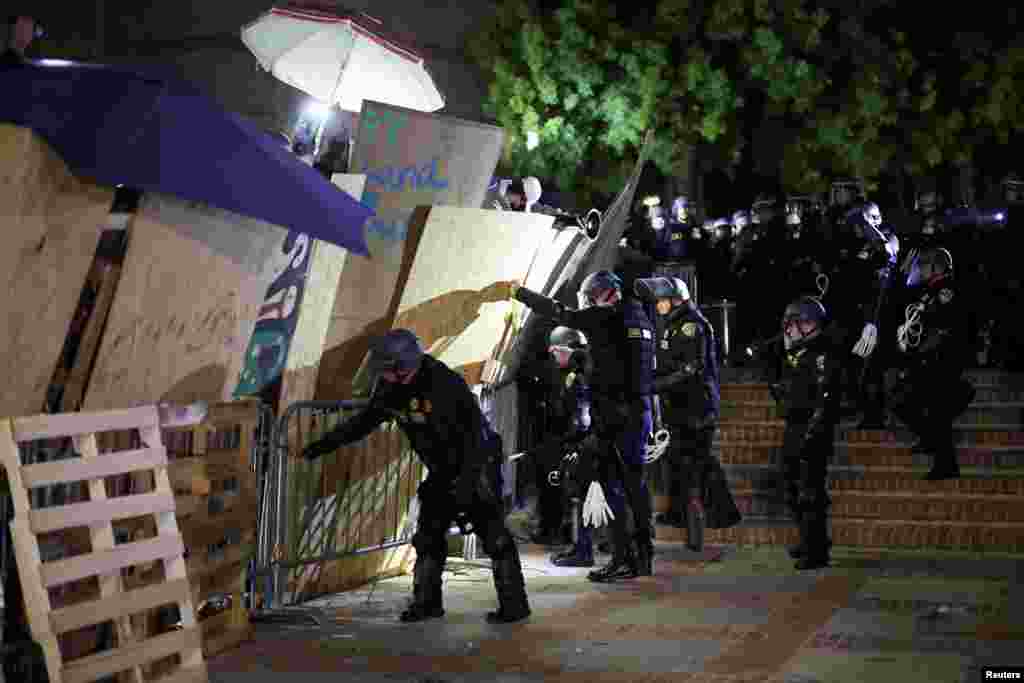 La UCLA, studenții protestatari au încercat să reziste cât mai mult tentativei așteptate a poliției de a-i îndepărta ridicând baricade din paleți, garduri metalice și alte materiale găsite prin campus. 