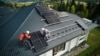 Mii de români riscă să piardă finanțarea pentru panouri fotovoltaice.