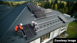 Mii de români riscă să piardă finanțarea pentru panouri fotovoltaice.