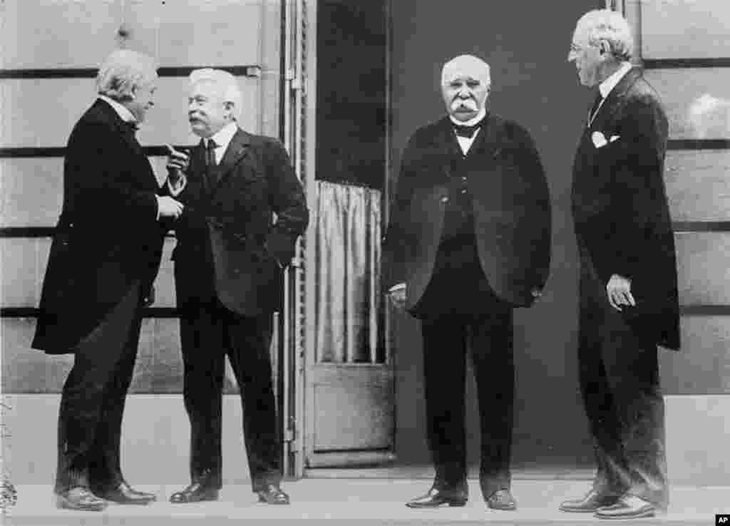 Liderii aliaţi la Versailles pentru a semna tratatul de pace care punea capăt Primului Război Mondial. De al stânga la dreapta: premierul britanic David Lloyd George, premierul italian Vittorio Orlando, prim-ministrul francez Georges Clemenceau şi preşedintele Statelor Unite Woodrow Wilson. 
