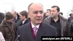 Armenia -- Former Defense Minister Seyran Ohanian speaks to journalists in Yerevan, 28Jan2017