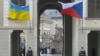 Український та чеський прапори біля воріт Празького граду