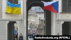 Український та чеський прапори біля воріт Празького граду