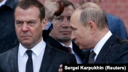 Орусиянын экс-президенти Дмитрий Медведев менен азыркы президенти Владимир Путин. Иллюстрациялык сүрөт.