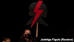 Tüntető egy abortusztilalom elleni demonstráción, 2020. október 28., Varsó