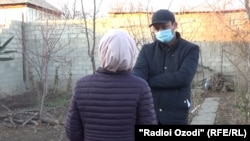 Журналист Радио Озоди беседует с матерью потерпевшего