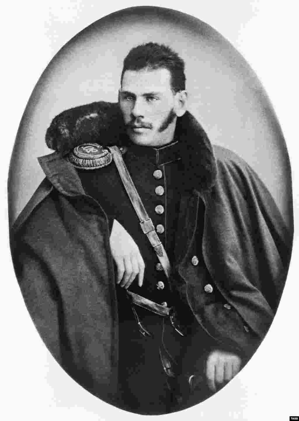 Tolstoy i veshur me uniformë ushtarake më 1984. Pasi vitet e para të rinisë i kaloi duke luajtur bixhoz e duke pirë, Tolstoy iu bashkua ushtrisë së carit. Ai shërbeu me nderime të lartas në luftën e Krimesë dhe Kaukazit, që ishin duke u zhvilluar në kohën kur ai ka bërë këtë fotografi. 