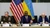 Sekretari amerikan i Mbrojtjes Lloyd Austin (në qendër) në një takim për ndihmën për Ukrainën në Bruksel, 15 qershor 2022.