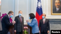 Tsai Ing-wen, Tajvan elnöke fogadja Alex Azar amerikai egészségügyi minisztert (j) az elnöki hivatalban Tajpejben, a tajvani fővárosban, 2020. augusztus 10-én.