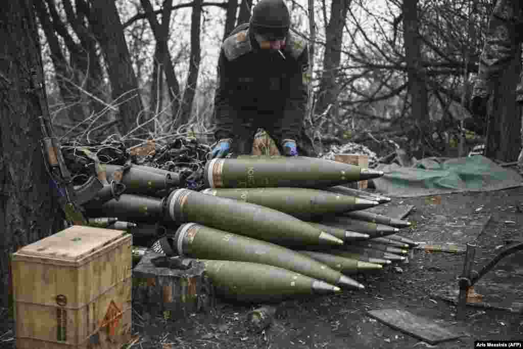 120 de milioane de euro vor fi direcționate către două configurații de obuze de artilerie de 155 mm. Calibrul este un standard NATO folosit în sutele de obuziere occidentale furnizate Ucrainei. Pe fondul unui deficit acut de producție, fiecare carcasă de 155 mm costă astăzi aproximativ 8.400 USD.
