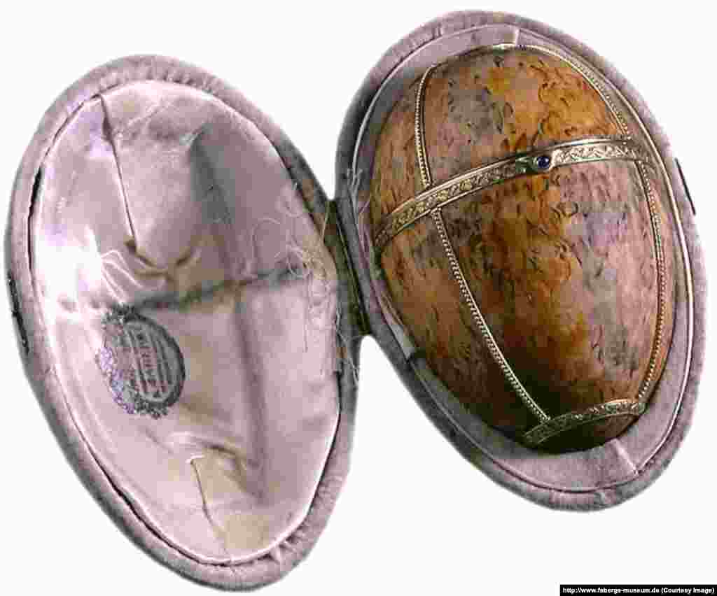 Për familjen mbretërore dhe Faberge koha po kalonte. Veza ‘Karelian Birch’, ishte veza e fundit që Faberge do të krijonte. E përfunduar pak kohë pasi Cari u detyrua të abdikojë gjatë Revolucionit të Shkurtit të vitit 1917, faktuar e dërguar nga Faberge drejtuar Nicholas nuk ishte si “Cari i të gjithë rusëve” por si “ zoti Romanov, Nikolai Akesandrovich”. Familja mbretërore u mbajt peng nga bolshevikët teksa lufta civile shpërtheu në Rusi.
