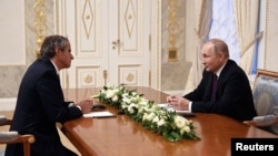 Ruski predsjednik Vladimir Putin (desno) sa šefom IAEA-e Rafaelom Grossijem u Sankt Peterburgu 11. oktobra 2022.