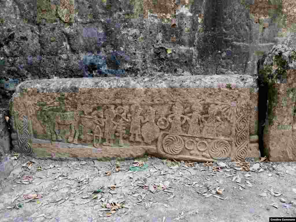 Un bloc de piatră sculptată în curtea bisericii St. Hovhannes. Se crede că biserica a fost construită în secolul al XIII-lea. 