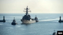 Distrugătorul american lansator de rachete USS Donald Cook, intrând în portul militar Gdynia din Polonia, aprilie 2016