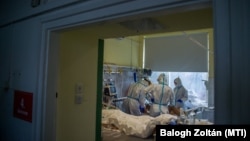 Védőfelszerelést viselő ápolók és orvosok az Országos Korányi Pulmonológiai Intézet koronavírussal fertőzött betegek fogadására kialakított intenzív osztályán