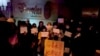 Një grup protestuesish duke kujtuar viktimat që vdiqë nga zjarri në Urumqi të Kinës.