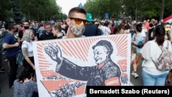 A tervezett Fudan Egyetem budapesti campusa elleni tüntetés egyik plakátján Orbán Viktor miniszterelnököt Mao Ce-tung kínai kommunista vezérként ábrázolták