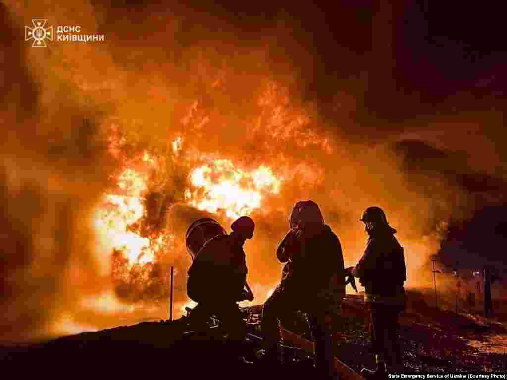 Украина янгын сүндерүчелләре Русия дроны һөҗүменнән соң сәнәгать объектында чыккан янгынга каршы көрәшә, Киев өлкәсе.&nbsp; &nbsp;