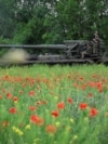 Житель Константиновки возле разрушенного российским авиаударом дома, в котором под завалами ищут его мать. 8 мая 2025 года
