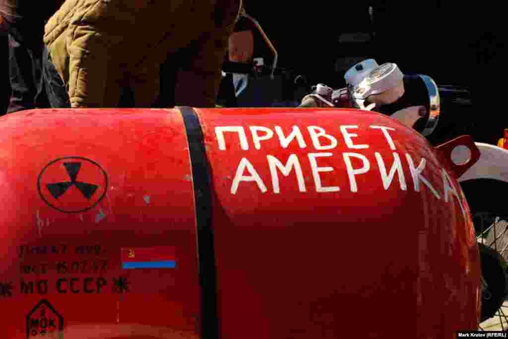 "Маршалла ду, Iамерка!" ду мотоциклана т1е йихкинчу баллонан тIехь яздина.