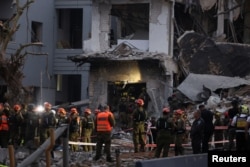 Hitne službe na mjestu udara nakon raketnog napada iz Irana na Izrael, u Tel Avivu, Izrael, 16. juna 2025.