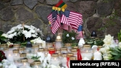 Un memorial improvizat în apropiere de ambasada Statelor Unite de la Vilnius în memoria celor patru militari americani decedați în timpul unui exercițiu pe poligonul din apropiere de Pabrade.