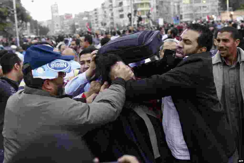 Sukobi pristalica i protivnika predsjednika Morsija, Kairo, 5. decembar 2012. Foto: AFP / Mahmoud Khaled