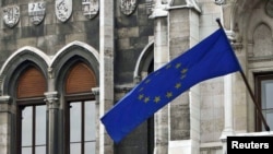 Európai uniós zászló lobog a Parlamentnél, Budapesten 2011. január 6-án