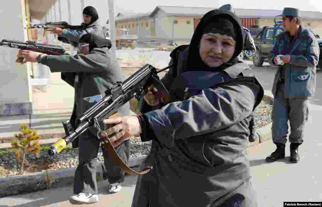 Oficeret e Policisë Kombëtare Afgane duke drejtuar armët gjatë një ushtrimi. (Mazar-e Sharif, 11 dhjetor 2012)