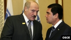 Belarusyň prezidenti Aleksandr Lukaşenko (çepde) we Türkmenistanyň prezidenti Gurbanguly Berdimuhamedow Astanada geçirilen ÝHHG-niň sammitinde, 2010-njy ýylyň 1-nji dekabry.