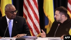 Secretarul american al Apărării, Lloyd Austin (stânga) și președintele ucrainean Volodimir Zelenski participă la o reuniune a Grupului de contact pentru Ucraina. 6 septembrie.
