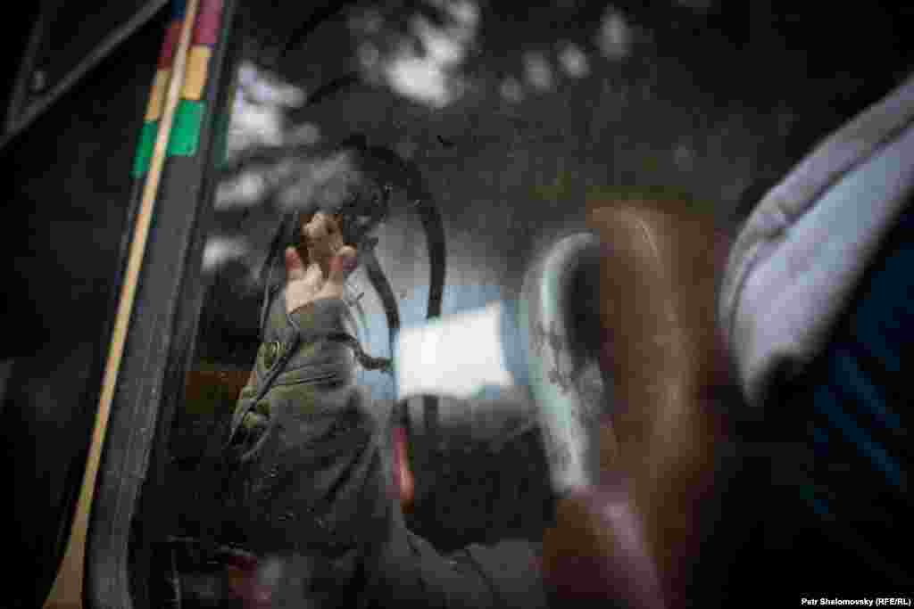 Civili čekaju u autobusu koji treba napustiti Debalcevo