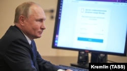 Владимир Путин парламенттик шайлоого Ново-Огареводогу резиденциясынан онлайн добуш берди. Москва. 17-сентябрь, 2021-жыл.